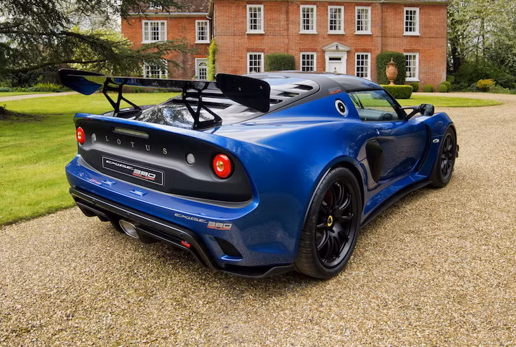 Tuy nhiên ở phía sau, phần đuôi xe đã được thiết kế lại gần như toàn bộ với cản sau được tích hợp cánh khuếch tán khí động học lớn hơn, cặp đèn hậu mới, nắp máy với các khe thoát nhiệt thay vì mui kính và đặc biệt là một cánh đuôi cố định bằng sợi carbon. Với những thay đổi khí động học, Lotus Exige Cup 380 có lực nén thân xe xuống mặt đường lên tới 200 kg.