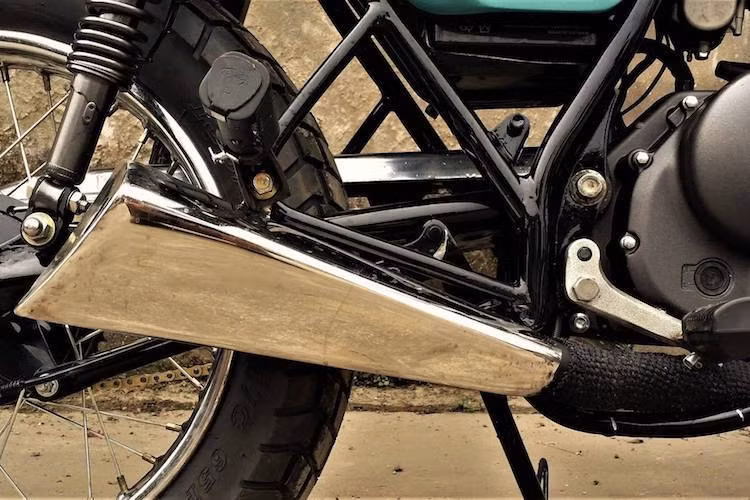 Toàn bộ hệ thống điện của chiếc xe cũng đã phục chế lại, đề phòng những sự cố bất ngờ khiến chủ xe buộc phải dừng hành trình giữa đường. Trong khi đó, khối động cơ 125 cc SOHC nguyên bản của chiếc xe đã được nâng dung tích lên 150 cc và thay hệ thống xả với pô inox mang kiểu dáng góc cạnh cực độc đáo.