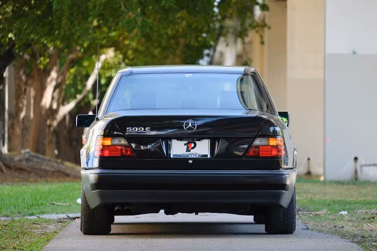 Do có số lượng hiếm và giá trị lịch sử đặc biệt, ngày nay mỗi chiếc 500E ở trong tình trạng tốt vẫn có giá bán có thể lên tới 60.000 USD tại thị trường Mỹ (tương đương 1,3 tỷ đồng). Số tiền này đủ để mua một chiếc E-Class cơ bản hoặc một chiếc C43 AMG "mới tinh", nhưng vẫn chưa đủ để mua E63 AMG - "hậu duệ" trực tiếp của 500E.