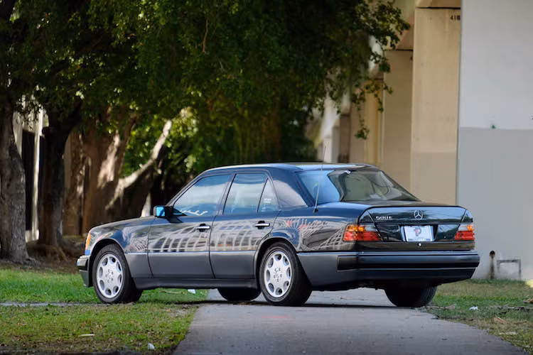 Trên phiên bản này, Mercedes đã sử dụng một loạt các chi tiết từ dòng xe mui trần cao cấp SL500, trong đó có hệ thống phanh thể thao với đĩa đường kính trước sau 300/278 mm cùng heo 4 piston. Bộ mâm 8 cánh của chiếc xe cũng xuất hiện trên nhiều chiếc Mercedes phiên bản cao cấp khác.