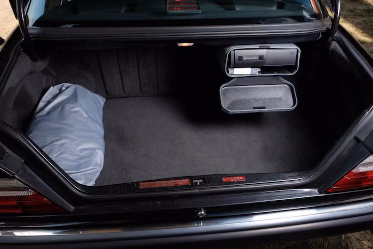 Ở phía sau, chiếc xe có cốp với thể tích 413,43 lít. Đầu đổi đĩa CD Changer cùng sách hướng dẫn sử dụng được đặt trong một hộp nhỏ treo ở phía trên khoang hành lý Mercedes 500E.