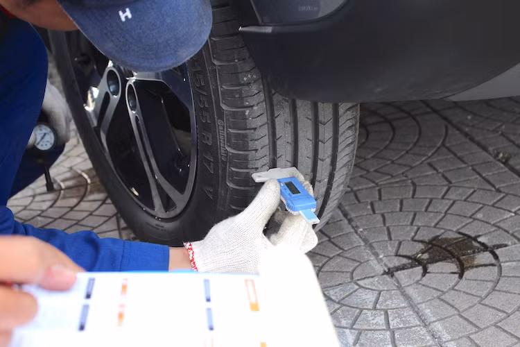 Ngoài ra, các chủ xe còn được chia sẻ những kiến thức thực tiễn liên quan đến chăm sóc, bảo trì lốp xe từ các chuyên gia của hãng Bridgestone như: cách đảo lốp xe để duy trì sự cân bằng lái và bám đường, phương pháp cân bằng lại bánh xe, cách sửa chữa lốp xe hỏng đúng cách v.v nhằm giúp chủ sở hữu tiết kiệm thời gian, chi phí và đảm bảo tuổi thọ của chiếc xe.