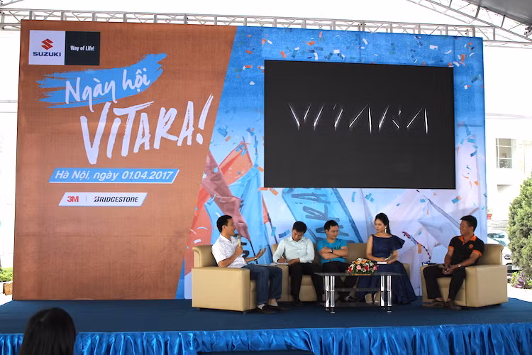 Trong khi đợi những chiếc "xế cưng" của mình được chăm sóc, những người chủ sở hữu Suzuki Vitara đã tham gia vào một buổi tọa đàm nhỏ. Ngoài việc được gặp gỡ, chia sẻ niềm đam mê đối với dòng xe Vitara, chủ xe còn học hỏi thêm những kinh nghiệm hữu ích để sử dụng và chăm sóc chiếc xe của mình một cách tốt nhất.