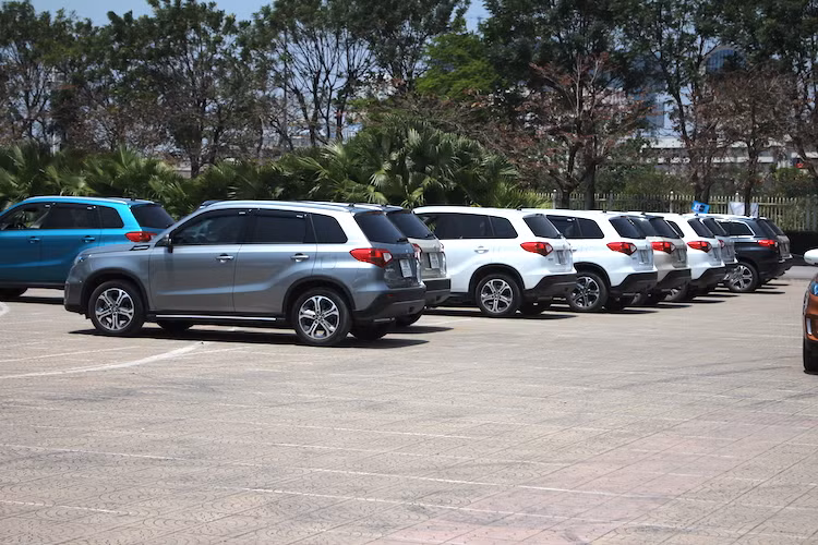 Tuy nhiên, những người sở hữu Vitara cũng đã nêu ra một số nhược điểm của chiếc xe. Đầu tiên, nội thất của Vitara dù đã được bọc da nhưng vẫn gợi cảm giác hơi "rẻ tiền" do còn nhiều chi tiết nhựa. Dù động cơ khá êm nhưng khoang nội thất vẫn có tiếng ồn lớn dội từ mặt đường. Ngoài ra, các chủ xe còn cho rằng giá Vitara hơi cao, đồng thời mạng lưới các trung tâm dịch vụ của Suzuki và nguồn cung cấp phụ tùng vẫn còn khá "mỏng".