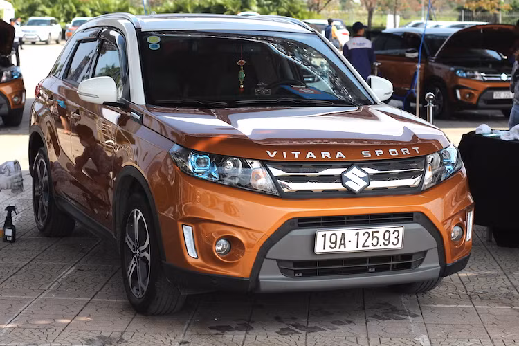 Ra mắt lần đầu tại thị trường Việt Nam ở triển lãm VMS tổ chức ở Sài Gòn vào năm 2015, Suzuki Vitara hiện đang ở thế hệ thứ 4 và nằm ở phân khúc crossover hạng B, cạnh tranh với các đối thủ như Ford EcoSport, Hyundai Creta, Chevrolet Trax... Hướng tới nhóm khách hàng trẻ tuổi hơn, Vitara mới sở hữu thiết kế thể thao và năng động hơn, với thân xe tập hợp nhiều từ những đường thẳng và nét gấp khúc.