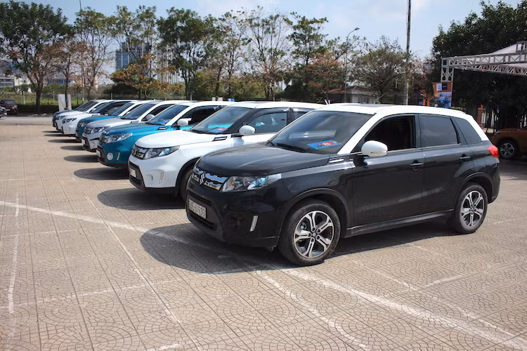 Trong số 97 chiếc Vitara tham dự, đa số xe đều tới từ Thủ đô. Tuy nhiên cũng không ít chủ xe từ các tỉnh thành khác đã được thông báo trước về ngày hội và sắp xếp thời gian để đưa xe tới ngày hội.