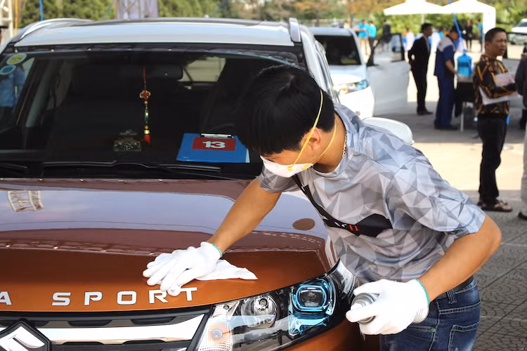 Song song đó, người tham gia còn được hướng dẫn sử dụng các sản phẩm chăm sóc xe chuyên dụng 3M như khăn lau ô tô, sản phẩm bôi trơn các chi tiết chuyển động, chống bám nước cho kính, làm sạch và phục hồi các chi tiết da nhựa cho nội thất ô tô v.v. Những chiếc xe có mặt sau khi bảo dưỡng cũng được rửa sạch và chăm sóc "dàn ngoài".