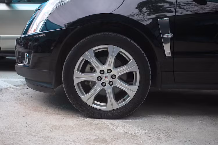 Bộ mâm của SRX có thiết kế 7 cánh đơn 20 inch với các đường gân nổi và làm từ hợp kim phay bóng, đem tới cho chiếc xe sự sang trọng nhưng đồng thồi cũng rất khỏe khoắn. Bao quanh mâm là những chiếc lốp có bản rộng 275/45/20. Nằm ở phía trên dè trước của xe là những tấm ốp nhỏ mạ chrome bóng lộn, đính kèm logo của hãng mẹ General Motors (GM).