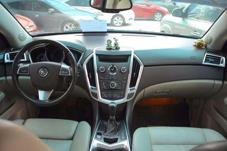 Cũng giống như ngoại thất, nội thất của Cadillac SRX cũng được cấu thành từ nhiều đường nét thẳng, góc cạnh. Là một mẫu crossover cao cấp, các vật liệu được sử dụng trong nội thất của chiếc xe cũng rất "sang" những chi tiết ốp trang trí nhôm bóng, toàn bộ các ghế ngồi bọc da. Hàng ghế trước của chiếc xe có khả năng chỉnh điện và đều có sưởi/quạt thông gió.