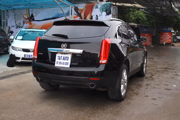 Một trong những đặc trưng khác của thương hiệu Cadillac là đèn hậu mỏng, đặt dọc cũng vẫn được giữ nguyên trên SRX thế hệ thứ hai. Các đường nét hai bên thân xe vuốt cao dần ra phía sau, cùng với cánh đuôi trên nóc xe khiến SRX có vẻ ngoài thể thao hơn.