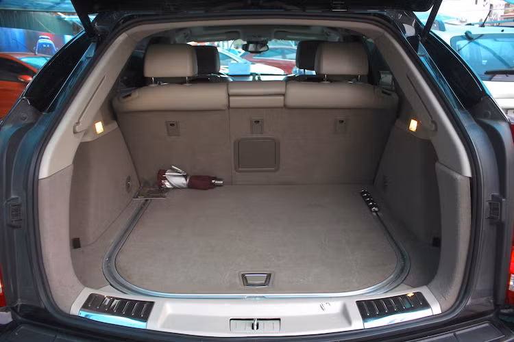 Cadillac SRX có tổng cộng 5 chỗ ngồi. Thể tích khoang hành lý phía sau của xe đạt mức khá rộng là 846 lít và có thể nâng lên tối đa 1730 lít nếu gập hết lưng ghế sau lại. Hàng ghế sau của xe có khả năng gập 40/60 giống nhiều mẫu xe khác trên thị trường.