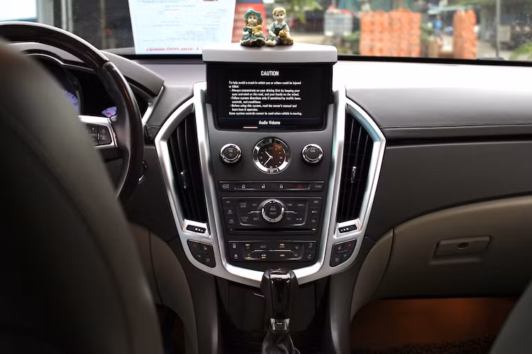 Ngoài ra, chiếc xe còn được đánh giá cao bởi cabin có độ cách âm cực tốt. Nằm trên bảng táp-lô của xe là màn hình hệ thống thông tin giải trí với màn hình lớn đặt thẳng đứng giấu gọn, chỉ mở lên bằng một nút bấm. Hệ thống này cũng được tích hợp đầy đủ các tính năng như camera lùi, ổ cứng lưu trữ nhạc và dữ liệu bản đồ, định vị dẫn hướng.