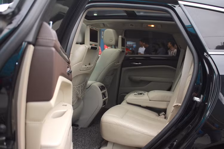 Cửa sổ trời panorama kéo dài tới hàng ghế sau nằm trong danh sách tùy chọn của chiếc xe. Ở phía sau, những hành khách có thể "giết thời gian" bằng hệ thống thông tin giải trí riêng gập gọn trên lưng mỗi ghế ngồi trước. SRX được trang bị hệ thống điều hòa không khí tự động 3 vùng độc lập với cửa gió riêng cho hàng ghế sau.