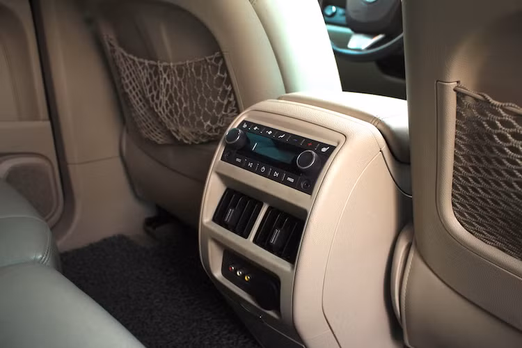 Nằm bên trên cửa gió điều hòa, Cadillac cũng đã bố trí cho chiếc xe một cụm nút điều khiển riêng cho các trang bị ở hàng ghế sau. Dù không có quạt gió nhưng hàng ghế sau của chiếc xe vẫn có hệ thống sưởi. Bên dưới bệ trung tâm còn có các jack cắm video để kết nối các thiết bị ngoại vi như máy chơi game, ngay bên cạnh là ổ điện 12V.