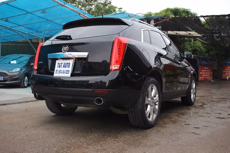 Chiếc Cadillac SRX xuất hiện trong bài viết này thuộc đời đầu sản xuất năm 2010, được nhập về thị trường Việt Nam dưới dạng xe đã qua sử dụng và đăng ký lần đầu năm 2013. Hiện còn ở trong tình trạng tốt, giá tham khảo của SRX tại siêu thị ôtô T&amp;T là 1,4 tỷ đồng - tương đối hấp dẫn so với các trang bị của chiếc xe. Tuy nhiên, dòng xe này có nhược điểm là khó kiếm phụ tùng thay thế tại Việt Nam.