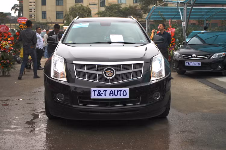 Giống như những chiếc Cadillac cùng thời như CTS, SRX thế hệ thứ 2 có kiểu dáng hiện đại hơn, nhưng vẫn mang đậm phong cách của hãng xe Mỹ này. Ở phía trước chiếc xe là lưới tản nhiệt đặc trưng của Cadillac với logo vòng nguyệt quế đặc chính giữa, hai bên là cặp đèn pha dạng thấu kính projector đặt theo chiều dọc. Là một mẫu xe cao cấp, SRX cũng được tích hợp sẵn hệ thống vòi rửa pha trước.