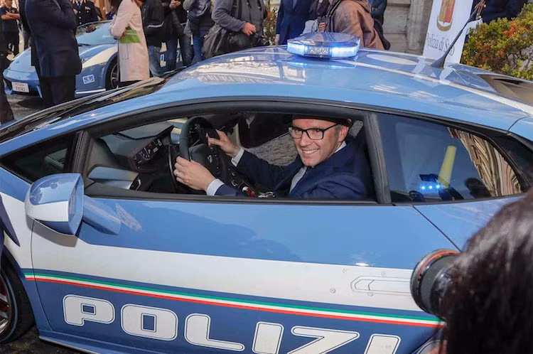 Những thay đổi đáng kể nhất trên phiên bản này nằm ở bên trong khoang lái. Trên siêu xe Huracan Polizia, nội thất của chiếc xe đã được lắp một máy quay, một máy tính bảng và máy vi tính để giúp cảnh sát có thể theo dõi và thực hiện nhiệm vụ. Những trang bị đặc biệt khác gồm bình cứu hỏa, bộ đàm cảnh sát VHF, ngăn đựng súng và móc treo biển cách ly.