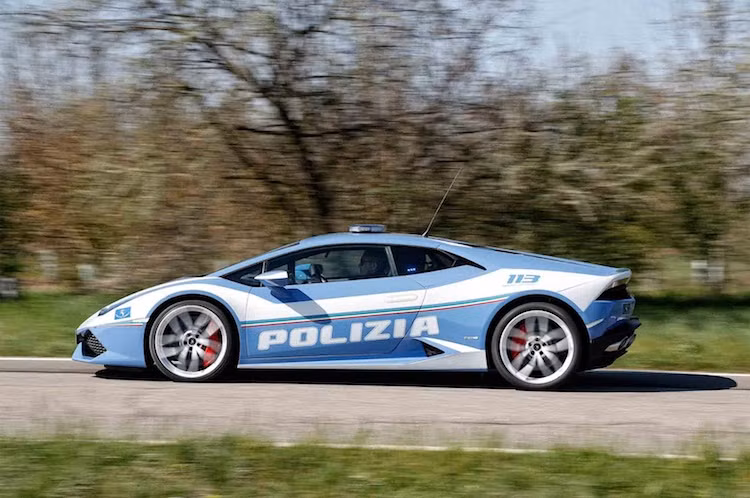 Phiên bản Lamborghini Huracan Polizia đương nhiên sẽ không được bán ra ngoài cho dân thường. Tuy nhiên không rõ Lamborghini đã tặng xe cho lực lượng cảnh sát hay chính phủ Ý chi tiền trang bị chiếc xe cho lực lượng này.