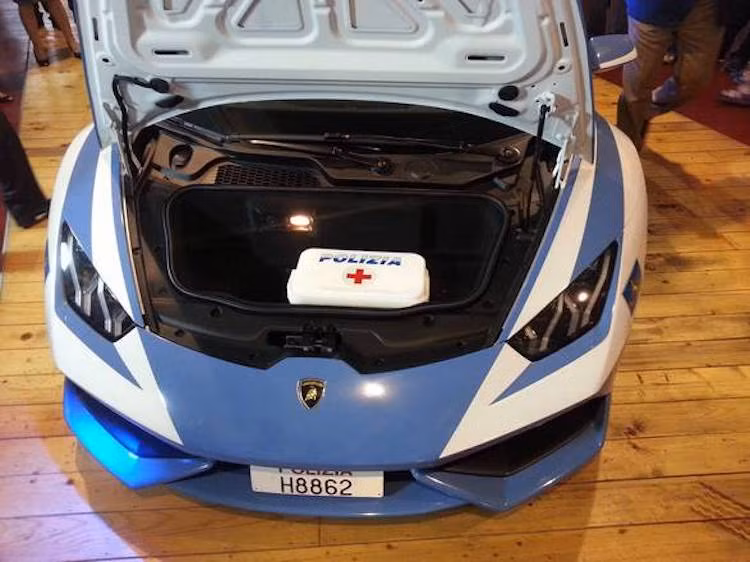 Ở khoang hành lý phía trước mũi xe, chiếc Huracan "hàng thửa" của cảnh sát cũng được trang bị một hộp lạnh để có thể chứa các nội tạng trong trường hợp cần phẫu thuật gấp cho người bị nạn trên cao tốc. Một máy trợ tim cũng đi kèm theo bộ các trang bị đặc chủng của chiếc xe.
