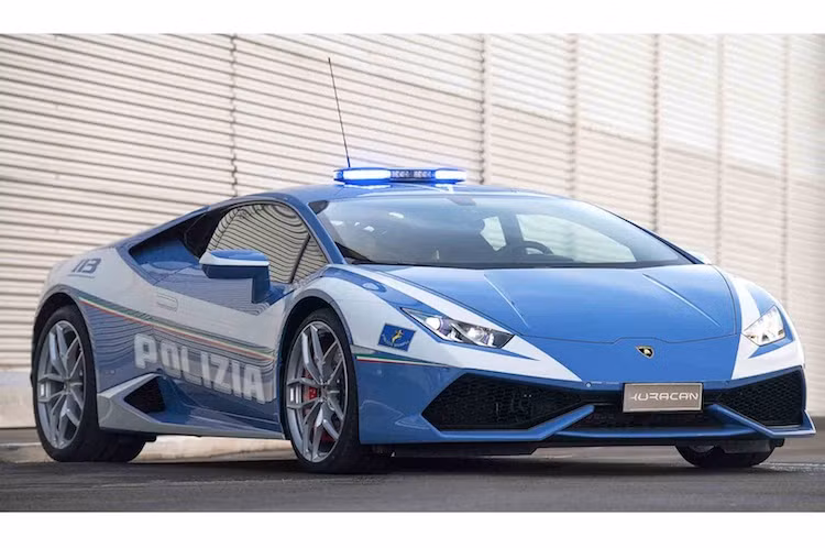 Phiên bản Huracan của cảnh sát có tên gọi Huracan Polizia, dựa trên Huracan LP610-4 với một số thay đổi ở ngoại hình. Toàn bộ thân xe đã được sơn và trang trí với tông màu trắng-xanh đặc trưng của cảnh sát Ý, đồng thời được trang bị một bộ đèn nháy chuyên dụng ở phía trên mui xe.