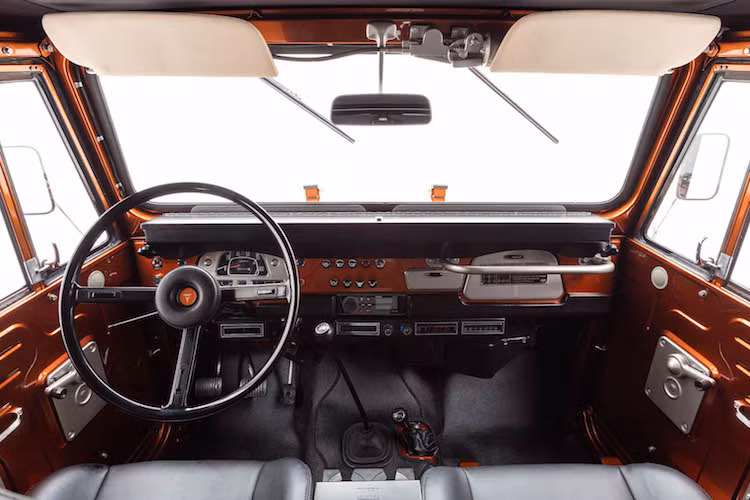 Ở bên trong nội thất, The FJ Company cũng vẫn giữ nguyên thiết kế cổ điển của Land Cruiser FJ40, chỉ nâng cấp nhẹ với hệ thống radio theo tiêu chuẩn đường thủy. Chiếc xe cũng hoàn toàn không có các trang bị như cửa kính đóng mở bằng điện, điều hòa..., mặc dù The FJ Company đã lắp tay lái trợ lực cho xe.