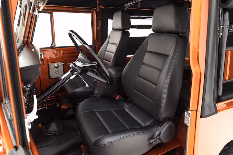 Cabin của chiếc xe cũng vẫn giữ lại chất tối giản của chiếc Land Cruiser FJ40 nguyên bản, không có các tấm ốp cửa hay vật liệu cách âm. Tiện nghi cao cấp nhất trong nội thất của xe là cặp ghế bọc da, có sưởi ấm của hãng Corbeau.