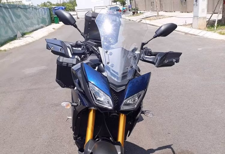 Thay vì đèn pha nhỏ gọn như trên MT-09 phiên bản Tracer đã được trang bị bộ quây gió ngắn (half-fairing) bao hết phần đầu, kèm theo 2 đèn pha với thiết kế mới mang phong cách thể thao. Là một mẫu xe đường trường, chiếc xe cũng được trang bị kính chắn gió cao.