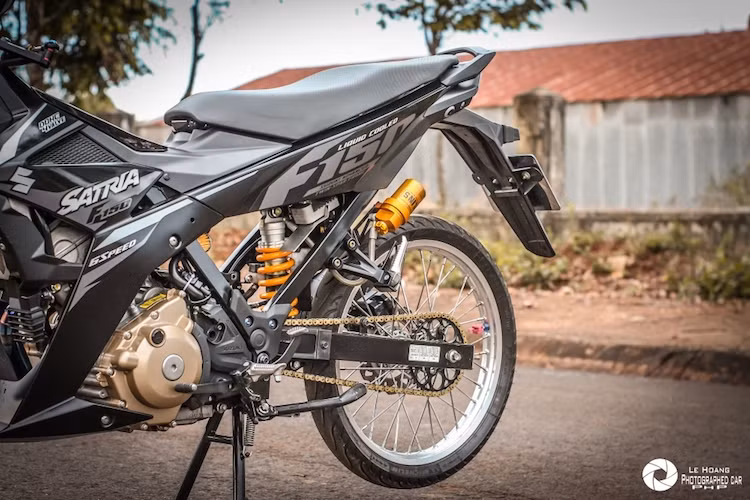 Toàn bộ dàn nhựa bóng cùng tem dán nguyên bản của chiếc xe được giữ nguyên. Tuy nhiên những tấm nhựa ốp nhám hai bên thân xe đã được chủ nhân tháo bỏ nhằm "khoe" rõ nhất cây phuộc Ohlins monoshock với bình dầu rời treo ở gác chân người ngồi sau.