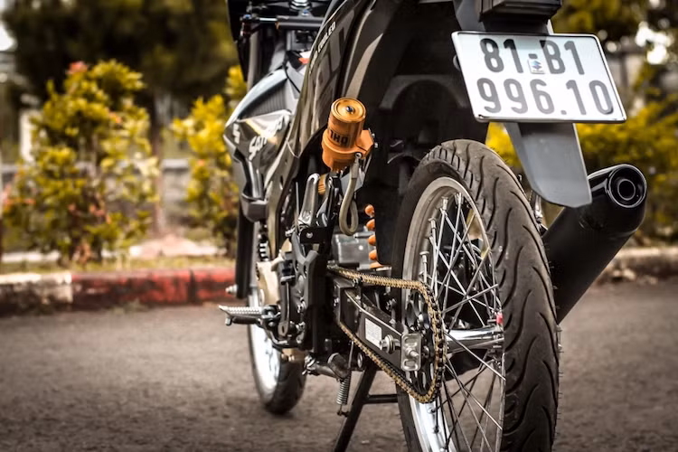 Đi kèm với niềng căm của xe là cặp lốp Michelin Pilot Street đem tới độ bám đường cao hơn. Sức mạnh của động cơ được truyền tới bánh sau thông qua bộ nhông sên Faito kèm đĩa tải nhôm đẹp mắt.