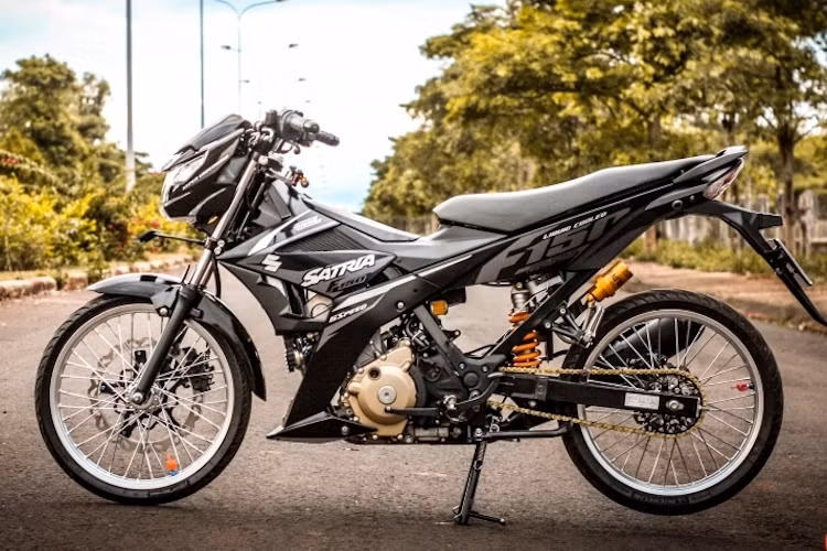 Được Suzuki Việt Nam chính thức bán ra dưới tên gọi Raider 150 Fi thế hệ mới, nhưng tại thị trường Indonesia mẫu xe hyper underbone Suzuki Satria F150 Fi đã được ra mắt từ tháng 2/2016. Trước khi có Raider 150 Fi tại Việt Nam, Satria F150 Fi được nhiều cửa hàng nhập khẩu xe tư nhân nhập về và bán với giá lên tới gần trăm triệu.