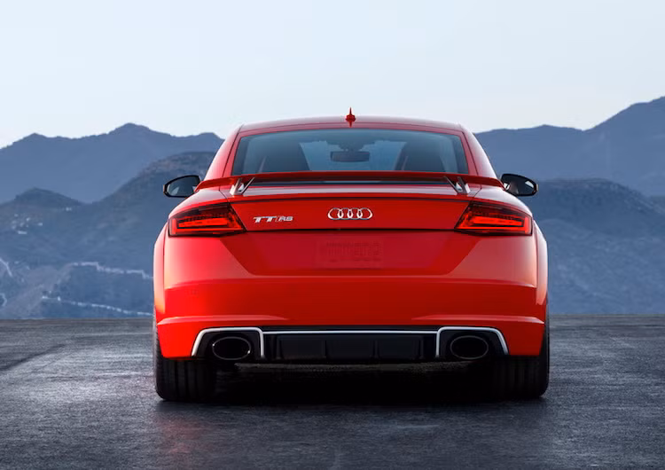 Sức mạnh này được kết hợp với hộp số ly hợp kép 7 cấp cùng hệ dẫn động 4 bánh quattro để giúp TT RS tăng tốc từ 0-100 km/h chỉ trong 3,7 giây với bản coupe và 3,9 giây với bản mui trần Roadster. Không chỉ nâng công suất động cơ, Audi còn trang bị cho TT RS hệ thống treo thể thao thấp hơn 10 mm với tùy chọn giảm xóc từ tính và hệ thống phanh gốm-carbon để giúp chiếc xe đạt khả năng điều khiển chính xác hơn.