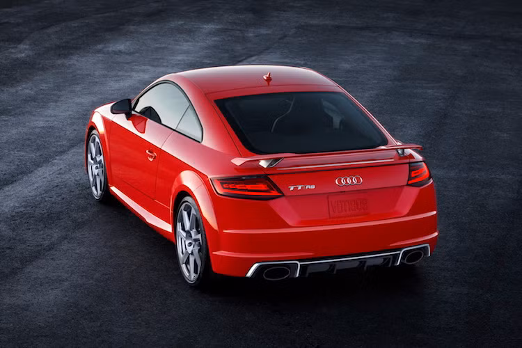 Đặc biệt với TT RS, lần đầu tiên Audi cũng đã ứng dụng công nghệ chiếu sáng OLED ma trận vào đèn hậu của xe. Ngoài ra, chiếc xe còn có cặp ống xả RS thể thao và cánh đuôi gắn cố định phía sau. Bộ mâm 7 cánh hình lưỡi dao là "hàng thửa" dành cho TT RS và không xuất hiện trên bất kỳ chiếc Audi nào khác.