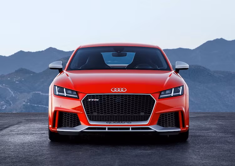 "Điểm nhấn" của chiếc xe nằm ở khối động cơ 2,5l 5 xi-lanh thẳng hàng tăng áp mới, với thân máy làm từ nhôm thay vì thép như thế hệ trước để giúp giảm 10 kg trọng lượng, trong khi vẫn có công suất tối đa lên tới 395 mã lực và mô-men xoắn cực đại 480 Nm.