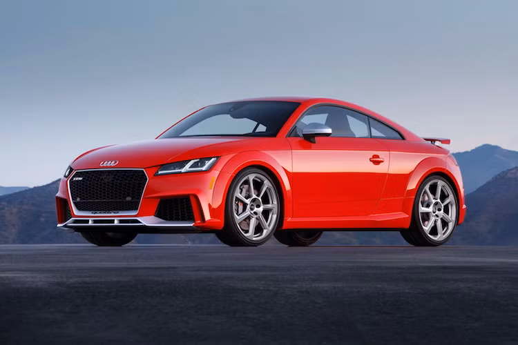 Chỉ nhìn lướt qua, có thể dễ dàng nhận ra TT RS so với các phiên bản Audi TT "rẻ tiền" hơn do chiếc xe đã được quattro trang bị cho bộ bodykit thể thao đầy dữ dằn với các khe hút gió lớn, góc cạnh trên cản trước. Ở hai bên thân xe, khách hàng có thể lựa chọn ốp gương bằng nhôm hoặc sợi carbon.