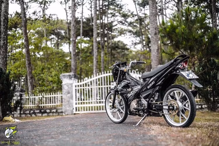 Từ trước tới nay, đã có nhiều bản độ từ Satria F150 và Raider được người chơi xe Việt tạo ra. Yêu thích kiểu dáng nguyên bản của Satria F150, một biker Đà Lạt đã "lên đồ chơi" nhẹ cho chiếc xe, tập trung hoàn toàn vào "dàn chân" trước sau.
