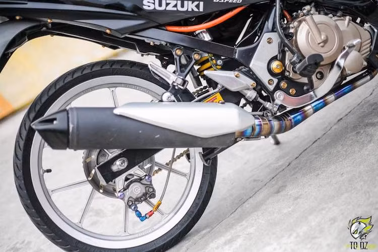 Giống như phía trước, bánh sau của xe đã được nâng cấp lên heo Brembo 2 pis đối xứng, đi kèm với dây dầu Earl's. Trên bản độ này, cây phuộc monoshock nguyên bản của Raider đã được người chơi xe thay bằng phuộc Racing Boy cứng cáp hơn.