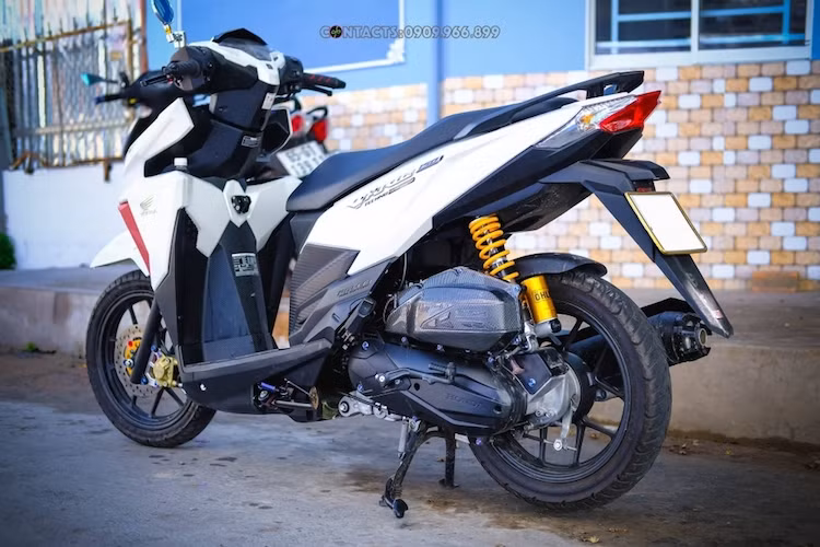 Rất được dân chơi xe tại miền Nam ưa chuộng, chiếc xe tay ga Honda Vario 150 đã càng trở nên ấn tượng hơn khi được trang bị loạt phụ tùng "hàng hiệu" bởi biker miền Tây.
