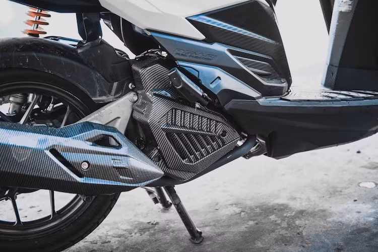 Khối động cơ nguyên bản của Vario 150 vốn đã rất mạnh mẽ và khá "dư" so với nhu cầu sử dụng là một chiếc xe tay ga trong thành phố, chính vì vậy chủ xe chỉ trang trí bằng một số chi tiết ốp giả vân carbon như ốp pô, chắn quạt gió, hộp lọc gió...