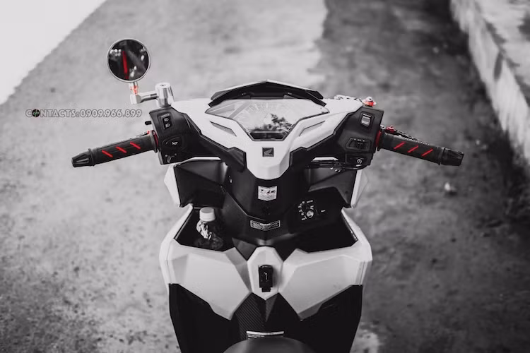 Nằm phía trên khu vực tay lái của chiếc xe là hàng loạt các món "đồ chơi" quen thuộc với biker Việt như cặp tay phanh CRG Folding chống gãy, bao tay Domino, gù CNC ở hai đầu tay lái và gương hậu Rizoma bằng nhôm nhỏ gọn, sắc sảo.