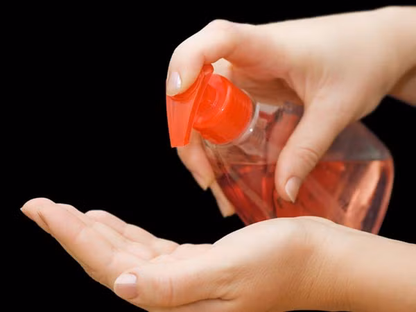 Thay vì sử dụng lần lượt sữa rửa mặt dưỡng ẩm cho đến tẩy da chết, hãy dùng loại sữa rửa mặt hoặc xà phòng rửa mặt có chứa chất tẩy da chết, vừa giúp tiết kiệm thời gian và tiền bạc