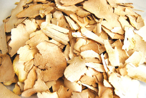 Cây tỳ giải (Wild Yam). Loại thảo dược này chứa nguồn progesrerone phong phú, nếu sử dụng thường xuyên nó giúp cân bằng hormone trong cơ thể, điều này giúp tăng cường quá trình sản xuất chất béo ở ngực, tăng kích thước vòng 1.