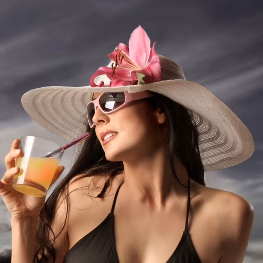 Cô ấy thích tiệc tùng. Nếu cô ấy dành hầu hết các buổi cuối tuần tụ tập thâu đêm với những cô bạn gái và không thể chịu được sự giam hãm ở nhà vào buổi tối thứ 7, hãy cân nhắc vì đây là một trong 10 dấu hiệu khác cho thấy cô ấy là một người mẹ tồi.