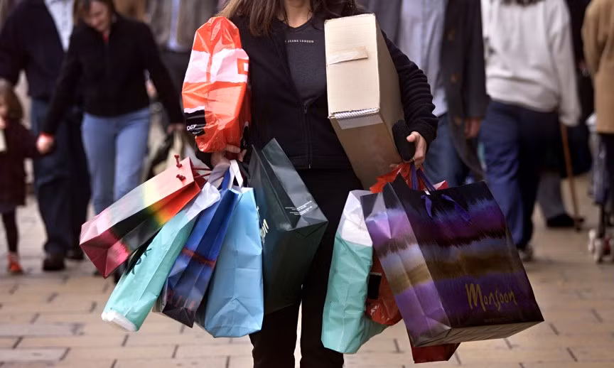 Một cô gái coi vật chất lên hàng đầu. Có một số vấn đề nghiêm trọng với ám ảnh vật chất. Rõ ràng đó là một vấn đề tiêu tiền hoang phí, cái ám ảnh đó thể hiện qua việc cô ấy tiêu tiền vào quần áo hay đồ dùng yêu thích. Với tư cách là một người mẹ, chủ nghĩa vật chất của cô ấy có thể hiện qua nhiều cách. Cô ấy có thể chiều chuộng, mua sắm cho con, biến bé thành một đứa bé hỗn xược.