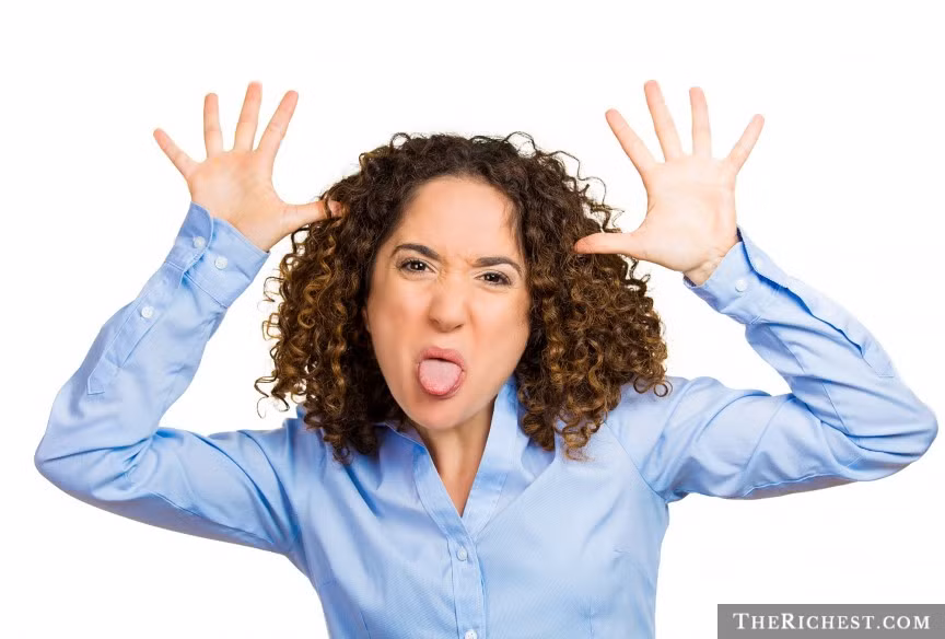 Cô ấy quá trẻ con. Không chỉ hay giận dỗi, hơi tý là khóc, thiếu tự chủ thì cô ấy không thể trở thành người mẹ tốt. Một người mẹ tốt phải là một người phụ nữ có thể kiểm soát cảm xúc của mình, bởi nếu không kiểm soát, họ có thể đưa ra những lời lăng mạ đối với con bạn, gây ra những tổn thương từ tuổi thơ cho con.