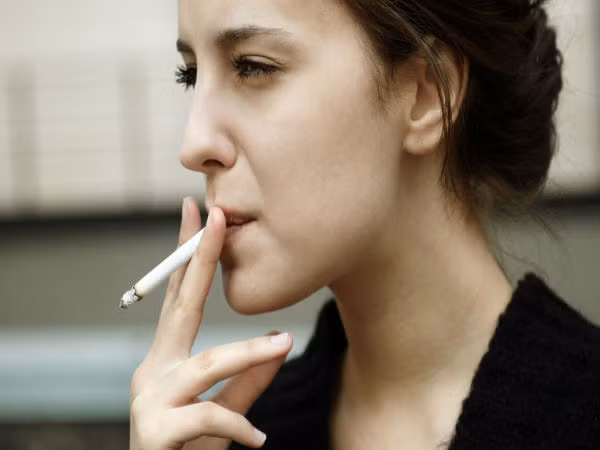 Từ bỏ thói quen xấu. Bạn có biết rằng thói quen hút thuốc lá làm tổn hại buồng trứng, ảnh hưởng đến quá trình sản xuất estrogen. Điều này ảnh hưởng đến quá trình hoạt động của buồng trứng, dẫn đến con bạn dễ bị bất thường về di truyền.