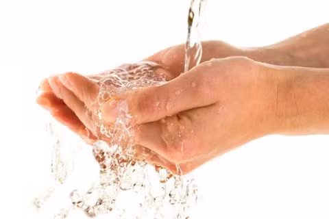 Tránh nhiễm trùng âm đạo. Việc vệ sinh vùng kín trước và sau khi quan hệ tình dục là điều cần thiết. Có thể sử dụng nước đun sôi để nguội hoặc nước sạch để rửa sạch vùng kín sau đó lau sạch bằng giấy vệ sinh đã được tiệt trùng.