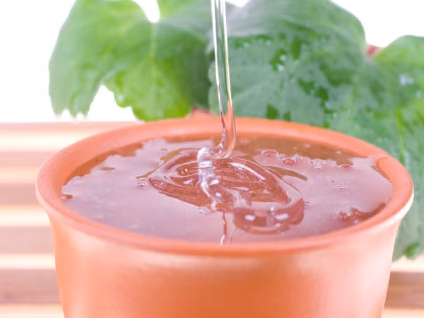 Dùng tinh dầu trà. Khi tinh dầu cây trà thâm nhập vào các tế bào da, chúng sẽ làm sạch các lớp chất dầu dư thừa, tạo sự thông thoáng cho lỗ chân lông. Đồng thời, chúng cũng loại bỏ hiệu quả các vi khuẩn ngăn chặn sự phát triển của mụn, làm lành các vết thương. Cách đơn giản nhất là sử dụng một chén nước lọc sạch và chế thêm 3 – 4 giọt dầu cây trà và quấy đều. Dùng một quả bóng bông thấm nước và chấm nhẹ lên khu vực có làn da bị loét.