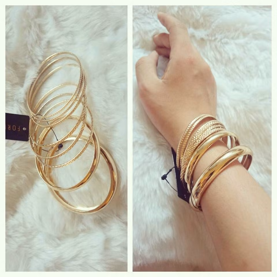 Đeo vòng tay. Các chuyên gia dinh dưỡng thúc giục chúng ta uống ít nhất tám ly nước mỗi ngày để giữ ẩm và giúp trình trao đổi chất diễn ra tốt nhất. Để theo dõi lượng nước đã uống, đầu tiên bạn đeo tám chiếc vòng đáng yêu vào tay phải, và mỗi khi uống một cốc nước, bạn di chuyển một chiếc vòng sang tay trái. Những chiếc vòng không chỉ là những phụ kiện nổi bật, họ cũng là một lời nhắc nhở trực quan lượng nước bạn đã bổ sung cho cơ thể.