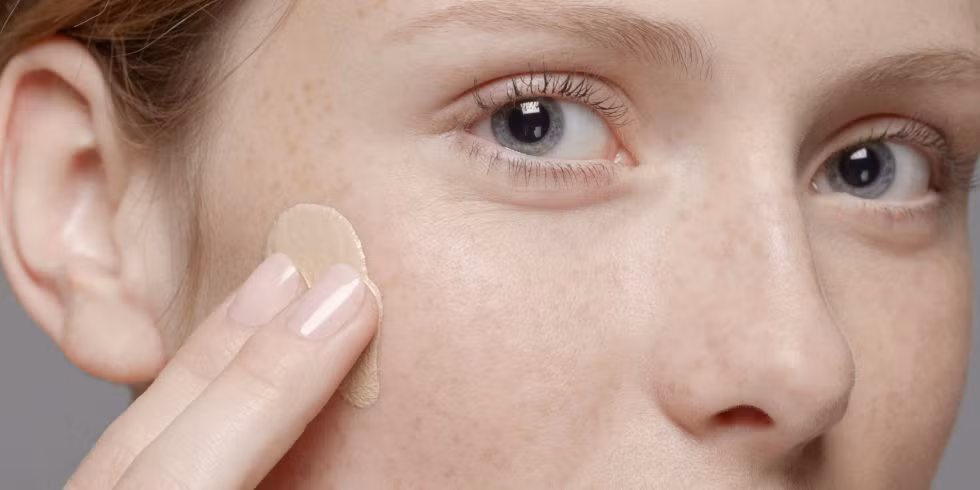 Ngày 2: Samantha cố nhìn vào những vùng da tấy đỏ còn nguyên do việc nặn mụn từ hôm trước để tự nhắc bản thân không nặn mụn. Ngày 3. Cố gắng không sờ tay lên mặt để nặn mụn thật là khó khăn, nhất là khi trên mặt Samantha vẫn còn tồn tại một vài nốt mụn to. Thậm chí, nốt mụn này không hề bị che khuất khi cô này đã dùng kem nền.