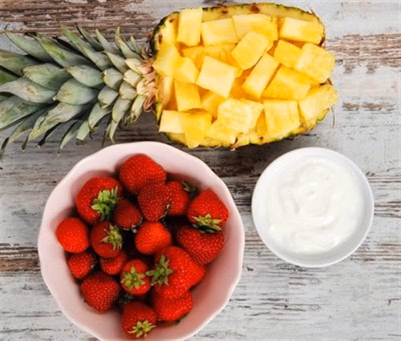 Chữa stress bằng nước dâu tây và dứa. Nguyên liệu: 1/2 quả dứa đã gọt vỏ thái lát cẩn thận, 5 quả dâu tây thái lát, 10 lá húng quế tươi, 2 thìa giấm táo, 1 lít nước lọc. Trộn các thành phần trong một bình thêm dấm và nước. Khuấy đều và đặt trong tủ lạnh, để qua đêm và để đến sáng hôm sau thưởng thức.